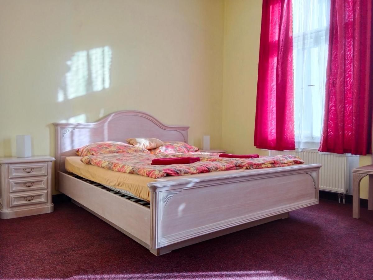 St. Maur Otel Bečov nad Teplou Dış mekan fotoğraf